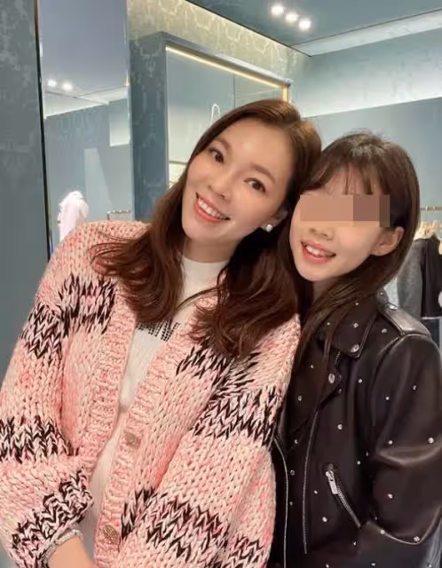 「才貌雙全」郭董12歲愛女「熬三天兩夜拿到畢業證書」模樣完美撞臉媽媽,媽媽曾馨瑩欣慰:「以妳為傲」