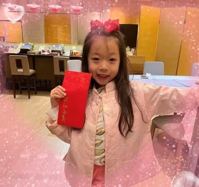 「才貌雙全」郭董12歲愛女「熬三天兩夜拿到畢業證書」模樣完美撞臉媽媽,媽媽曾馨瑩欣慰:「以妳為傲」