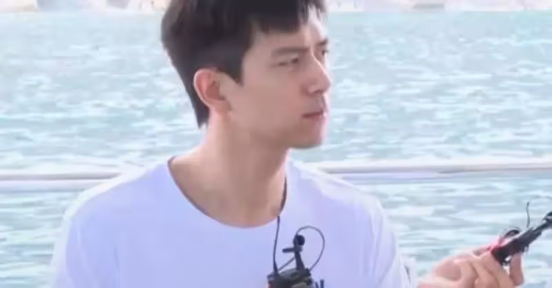 30歲李現素顏直播，狀態超好似少年，穿潛水服好有型