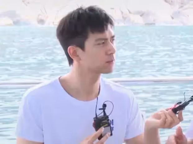 30歲李現素顏直播,狀態超好似少年,穿潛水服好有型