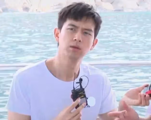 30歲李現素顏直播,狀態超好似少年,穿潛水服好有型