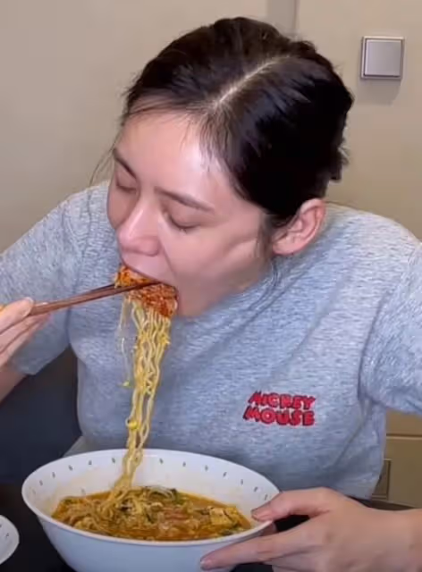秋瓷炫吃泡麵配泡菜感動到哭!結果被韓國教授指責,只能被迫道歉