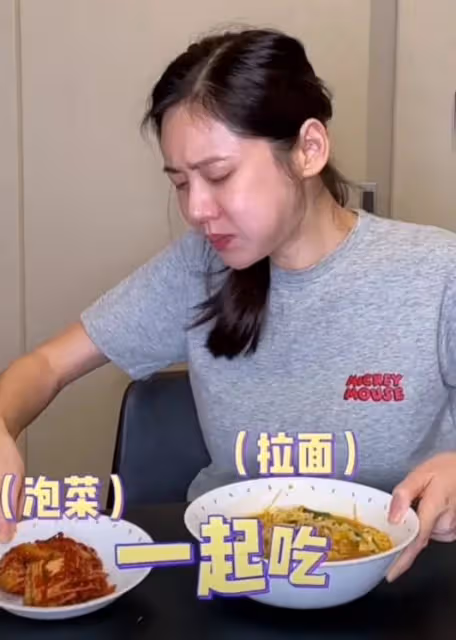 秋瓷炫吃泡麵配泡菜感動到哭!結果被韓國教授指責,只能被迫道歉