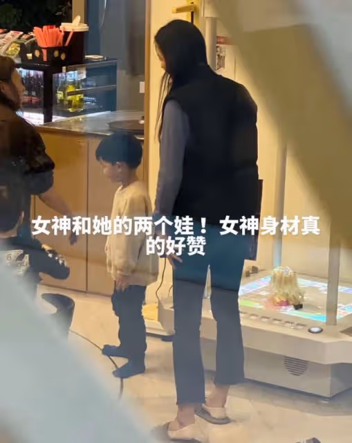 網友偶遇全智賢帶娃外出,打扮低調背大牌包包,想要合照卻被拒絕