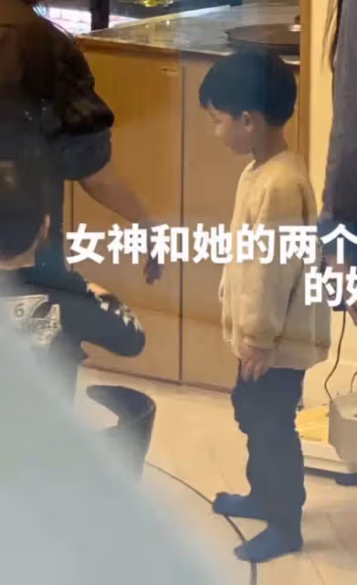 網友偶遇全智賢帶娃外出,打扮低調背大牌包包,想要合照卻被拒絕