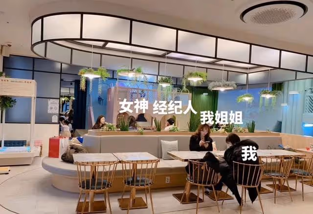 網友偶遇全智賢帶娃外出,打扮低調背大牌包包,想要合照卻被拒絕