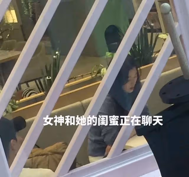 網友偶遇全智賢帶娃外出,打扮低調背大牌包包,想要合照卻被拒絕