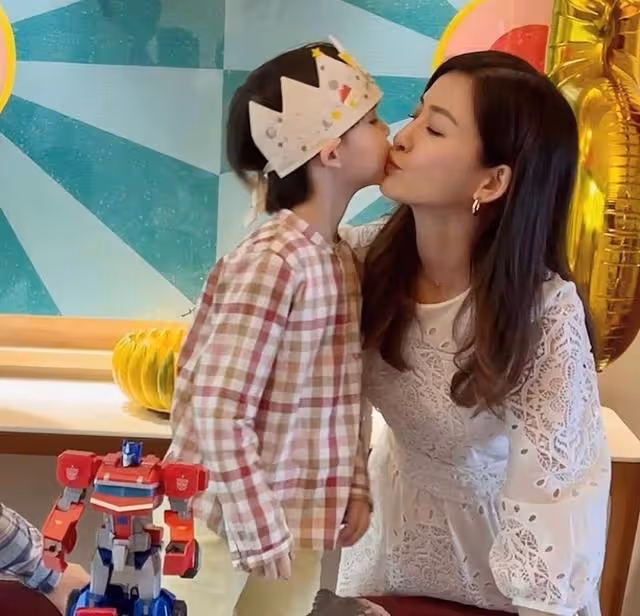 香港名模豪宅曝光！為小兒子舉辦生日派對，兩度原諒丈夫婚內出軌