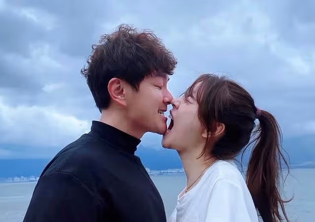 TVB知名男星迎45歲生日！愛妻卡點送祝福，網友催促：趕快生小孩
