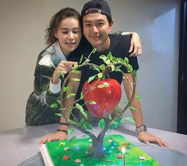 TVB知名男星迎45歲生日！愛妻卡點送祝福，網友催促：趕快生小孩