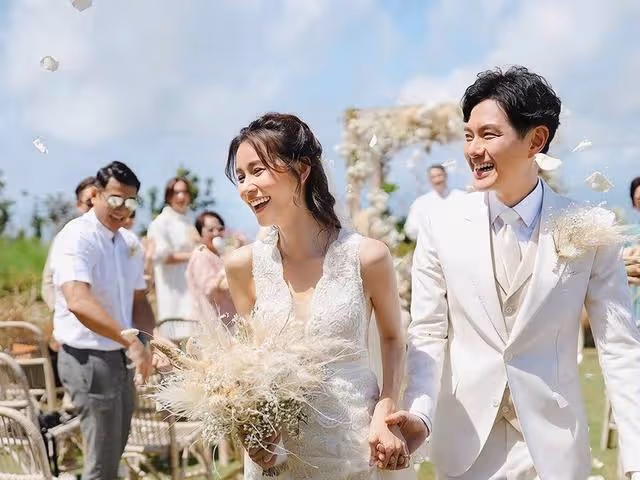 TVB知名男星迎45歲生日！愛妻卡點送祝福，網友催促：趕快生小孩