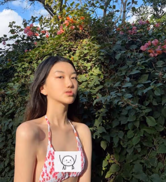 15歲李嫣大膽曬照！戴腰鏈挑戰比基尼，腰肢纖細身材不輸超模後媽