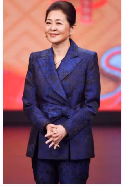 7位央視主播罕見情緒崩潰，鏡頭前淚流不止，各有各的痛心原因