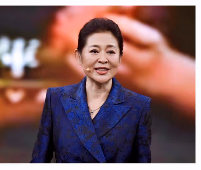 7位央視主播罕見情緒崩潰，鏡頭前淚流不止，各有各的痛心原因