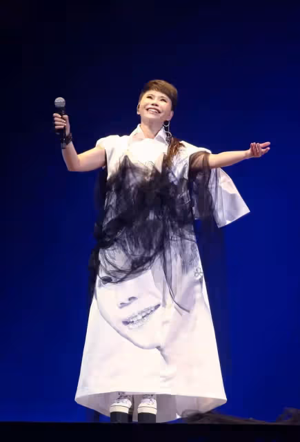 爸爸驚喜現身！詹雅雯演唱會上「行大禮跪拜」淚謝父親恩情 詹父合唱「靜靜看女兒眼神」網：好感動