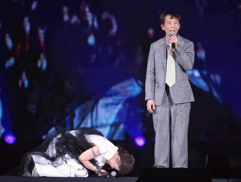 爸爸驚喜現身！詹雅雯演唱會上「行大禮跪拜」淚謝父親恩情 詹父合唱「靜靜看女兒眼神」網：好感動