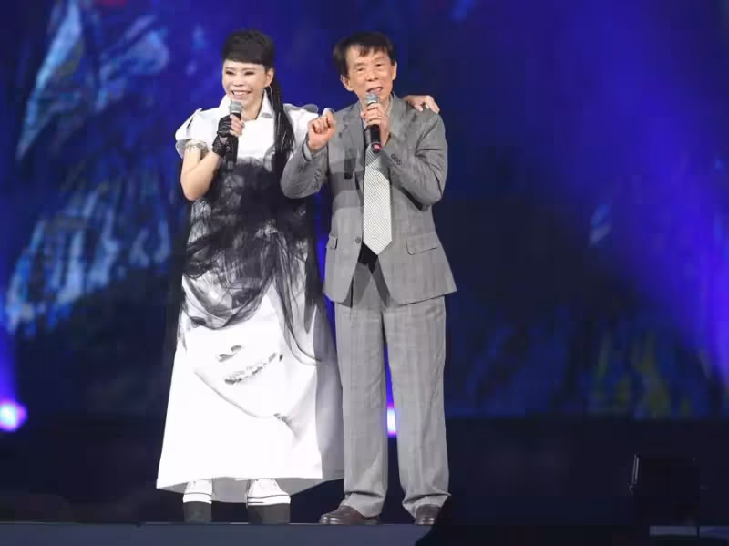 爸爸驚喜現身！詹雅雯演唱會上「行大禮跪拜」淚謝父親恩情 詹父合唱「靜靜看女兒眼神」網：好感動