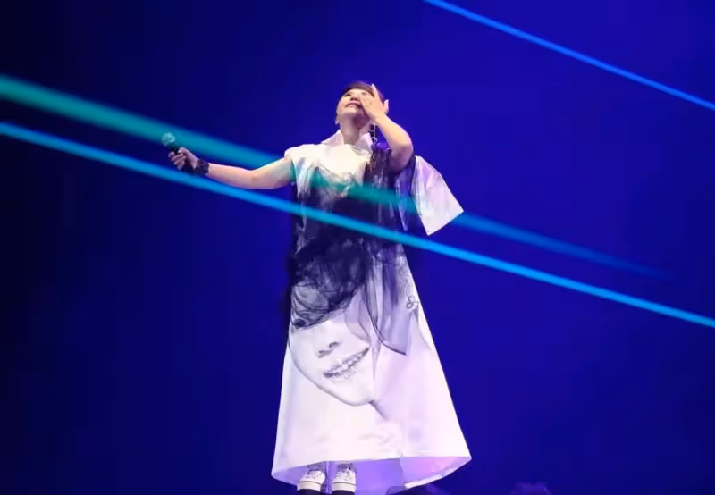 爸爸驚喜現身！詹雅雯演唱會上「行大禮跪拜」淚謝父親恩情 詹父合唱「靜靜看女兒眼神」網：好感動