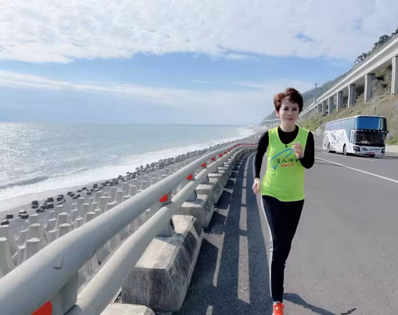 才傳左半身麻痺！55歲名主播「認操勞過度」：沒救了　驚險度失明危機「眼睛像玻璃碎掉」