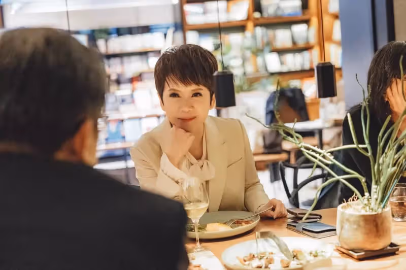 才傳左半身麻痺！55歲名主播「認操勞過度」：沒救了　驚險度失明危機「眼睛像玻璃碎掉」