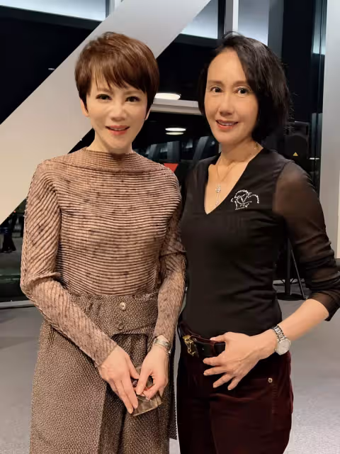 才傳左半身麻痺！55歲名主播「認操勞過度」：沒救了　驚險度失明危機「眼睛像玻璃碎掉」