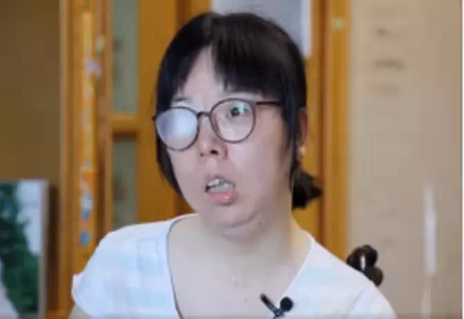 女醫博士30歲懷孕時癱瘓在床,生子後慘遭丈夫離婚,6年後逆風翻盤