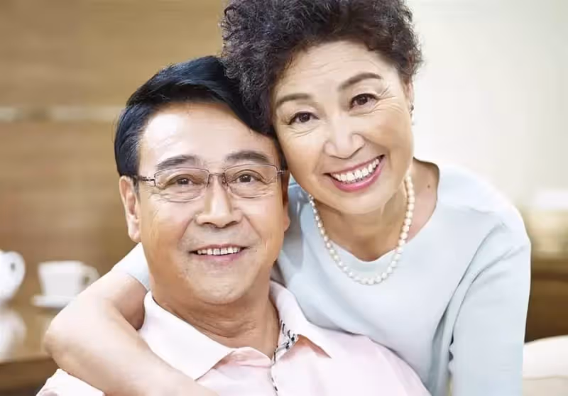 再婚找老伴和請住家保姆養老，哪個更靠譜？70歲過來霍大爺說了實話：不要走彎路