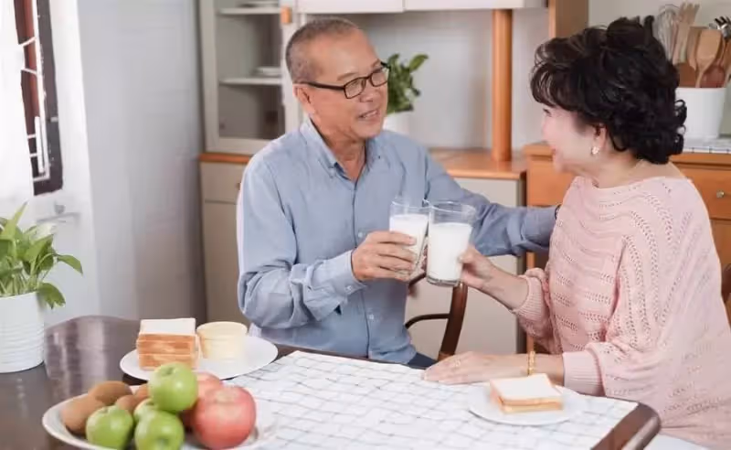 再婚找老伴和請住家保姆養老，哪個更靠譜？70歲過來霍大爺說了實話：不要走彎路