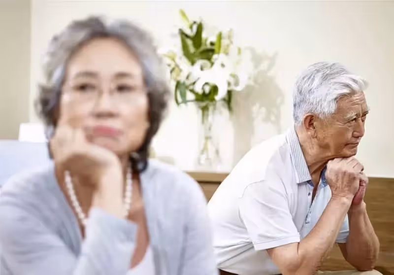 再婚找老伴和請住家保姆養老，哪個更靠譜？70歲過來霍大爺說了實話：不要走彎路