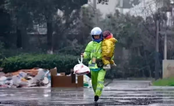 老婆留下父女一聲不響獨自離家！單親父親不畏風雨「抱3歲兒子爬17樓送外賣」直言：不敢說苦，孩子比我更苦！
