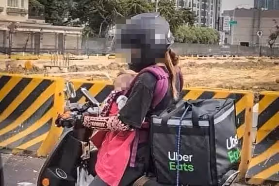 老婆留下父女一聲不響獨自離家！單親父親不畏風雨「抱3歲兒子爬17樓送外賣」直言：不敢說苦，孩子比我更苦！