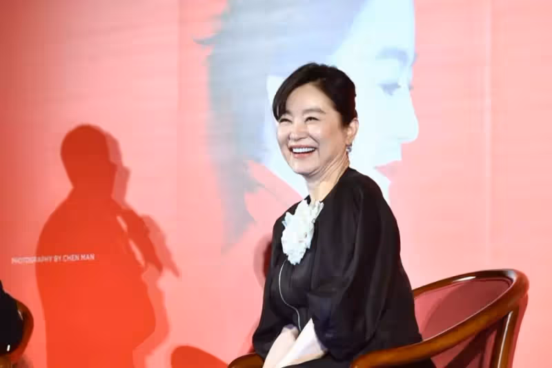 甄珍身體頻出狀況！1月動完白內障手術「恢復不如預期」　定居香港「近況終於曝光」都不敢出門