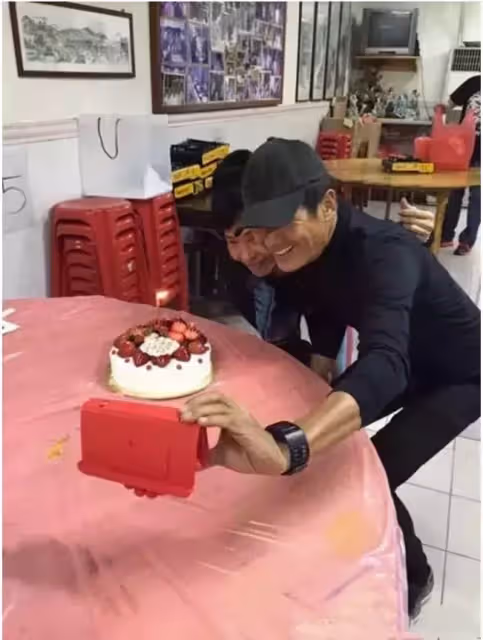 影帝周潤發1張餐廳照流出:褪去明星光環,他更願意做一個「熱心市民周先生」!