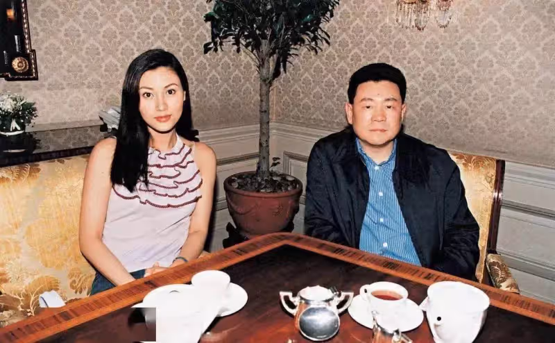 不學親爸劉鑾雄收割女星,不與後媽甘比爭家產,劉鳴煒風流不下流