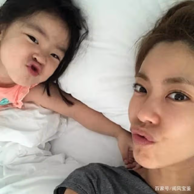 她是《王家一家人》痴情三女兒，演員李允智久未露面，她在家做啥