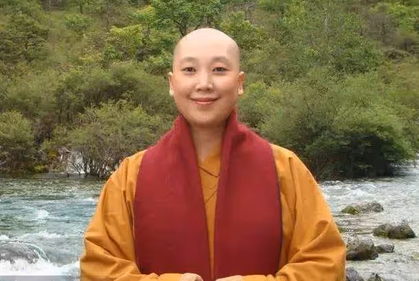一心向佛!她曾娛樂圈歌壇巨星 「事業巔峰卻隱退出家」 一生無婚姻無兒女深感幸福