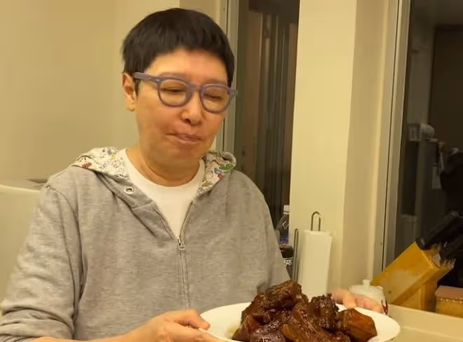 知名主持人引爭議!網上拍視頻教做菜實行會員制,月費高達800元