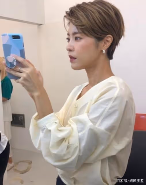 她是《王家一家人》痴情三女兒，演員李允智久未露面，她在家做啥