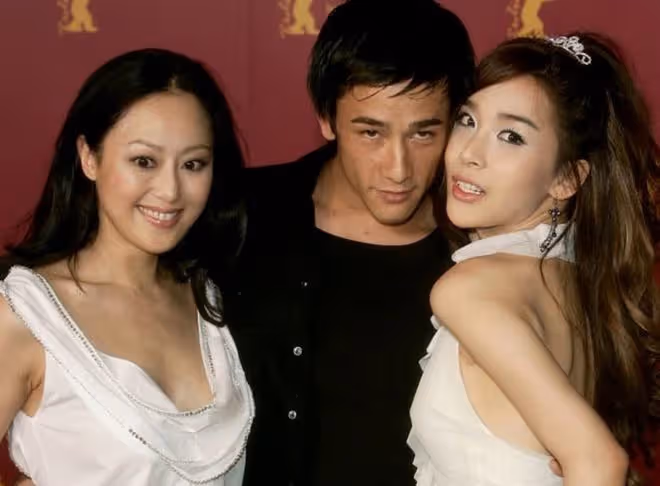 吳耀漢父子罕同框,兒子已滿頭白髮,45歲仍未婚曾被嫌棄沒車沒房