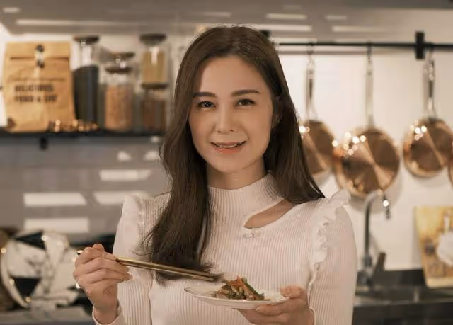 28歲TVB離巢小花亮相新節目，暗諷大台迂腐，曾因拜金女形象出圈