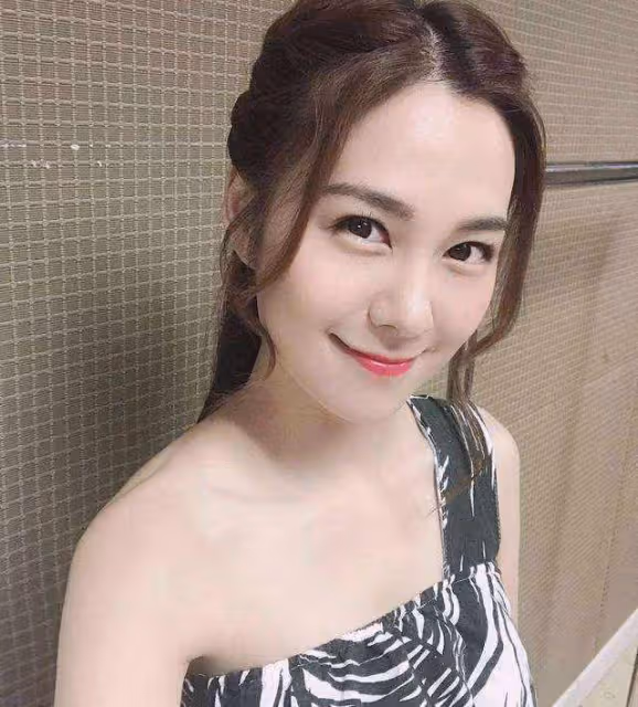 28歲TVB離巢小花亮相新節目，暗諷大台迂腐，曾因拜金女形象出圈