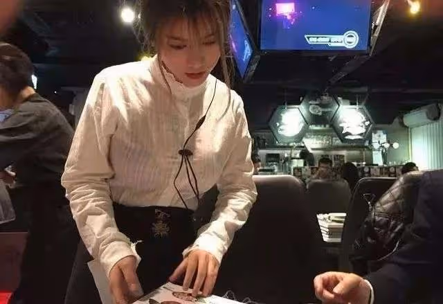 24歲「翻版黃翠如」罕見露面,月初被曝全家確診,唯獨其一人倖免
