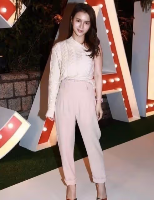 24歲「翻版黃翠如」罕見露面,月初被曝全家確診,唯獨其一人倖免