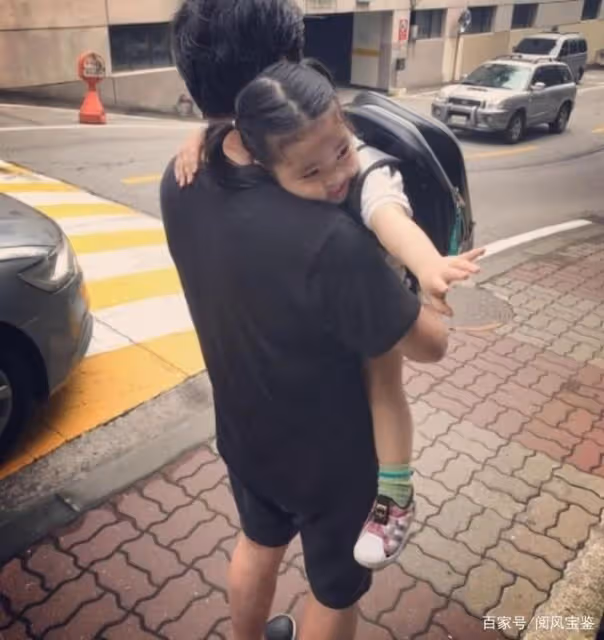 她是《王家一家人》痴情三女兒，演員李允智久未露面，她在家做啥