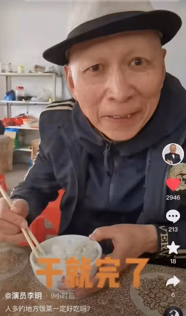 55歲老戲骨消瘦露面！和民工同吃蒼蠅小館無人識，大讚比劇組飯香