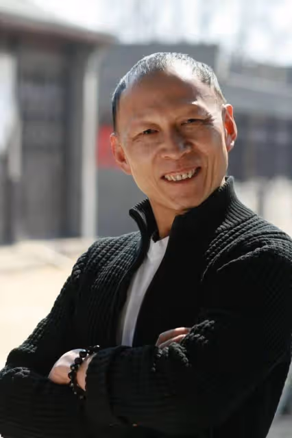55歲老戲骨消瘦露面！和民工同吃蒼蠅小館無人識，大讚比劇組飯香