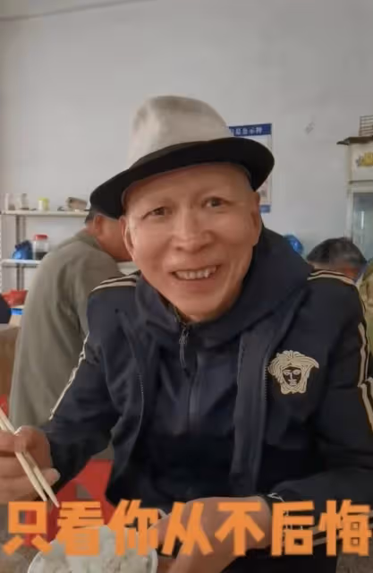 55歲老戲骨消瘦露面！和民工同吃蒼蠅小館無人識，大讚比劇組飯香