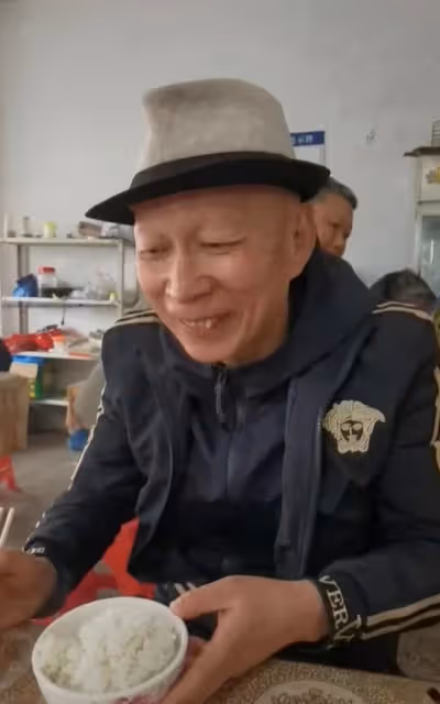 55歲老戲骨消瘦露面！和民工同吃蒼蠅小館無人識，大讚比劇組飯香