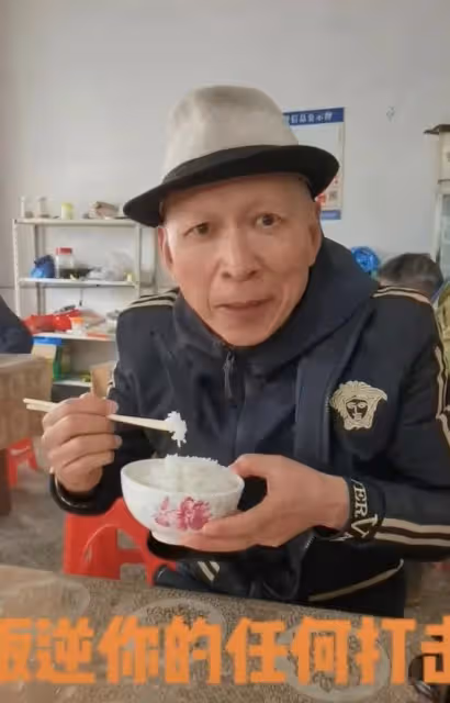 55歲老戲骨消瘦露面！和民工同吃蒼蠅小館無人識，大讚比劇組飯香