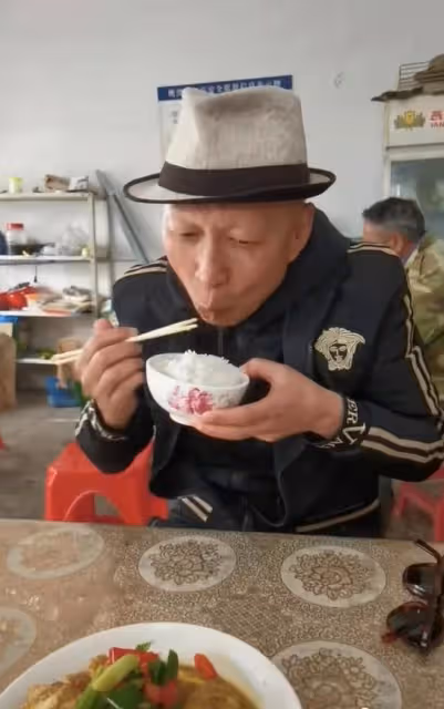 55歲老戲骨消瘦露面！和民工同吃蒼蠅小館無人識，大讚比劇組飯香